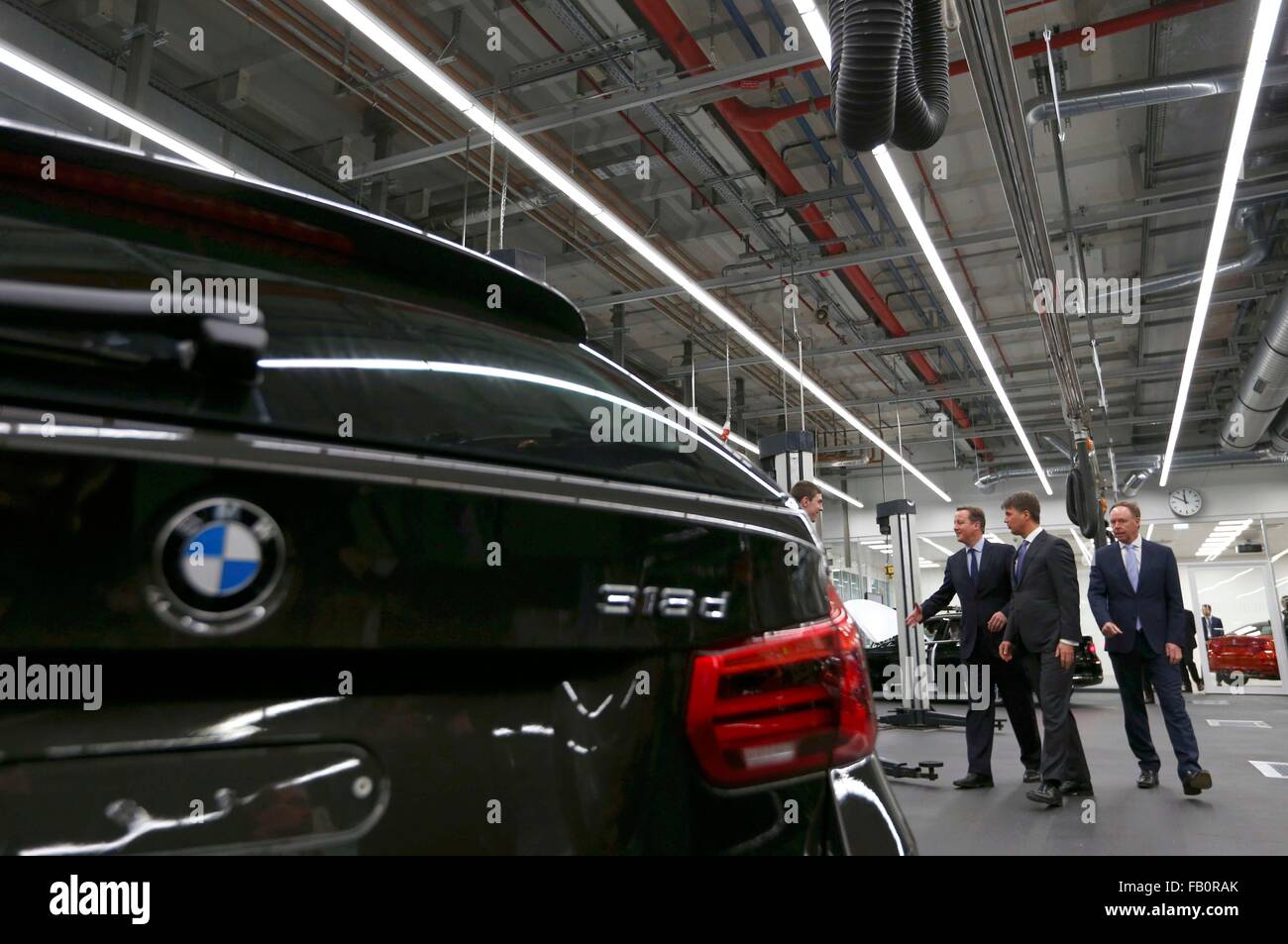 Monaco di Baviera, Germania. 07Th gen, 2016. La Gran Bretagna è il Primo Ministro David Cameron (L-R), CEO di BMW Harald Krueger e capo della BMW le vendite, Ian Robertson visita alle linee di produzione presso la BMW di impianto di fabbricazione di Monaco di Baviera, Germania, 07 gennaio 2016. Foto: MICHAELA REHLE/dpa/Alamy Live News Foto Stock