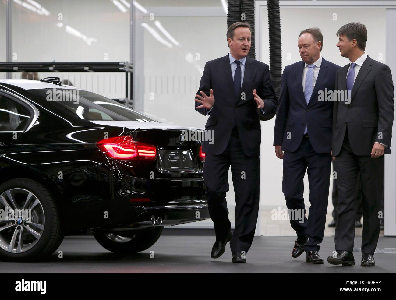 Monaco di Baviera, Germania. 07Th gen, 2016. La Gran Bretagna è il Primo Ministro David Cameron (L), CEO di BMW Harald Krueger (R) e capo della BMW le vendite, Ian Robertson (C), visita alle linee di produzione presso la BMW di impianto di fabbricazione di Monaco di Baviera, Germania, 07 gennaio 2016. Foto: MICHAELA REHLE/dpa/Alamy Live News Foto Stock