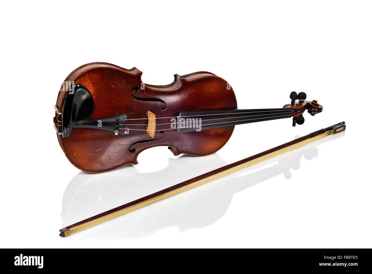 Vecchio violino e archetto su sfondo bianco Foto Stock