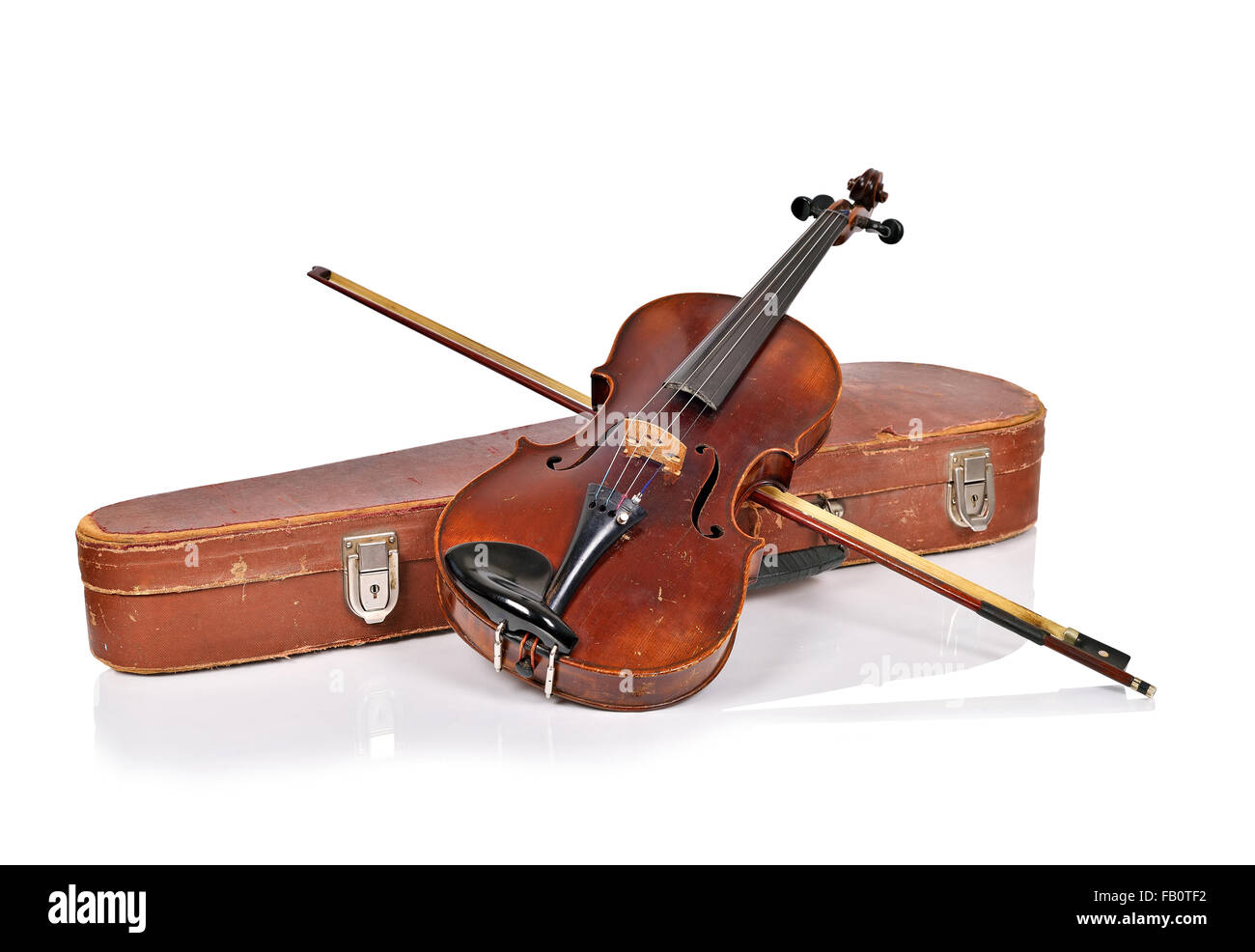 Vecchio violino caso con prua su uno sfondo bianco isolato Foto Stock