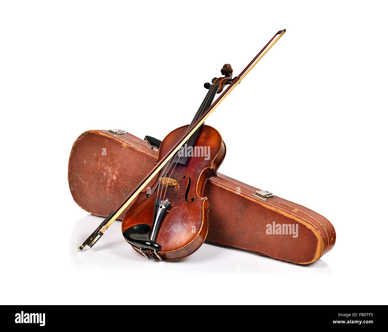 Antique fiddle-case e violino su sfondo bianco Foto Stock