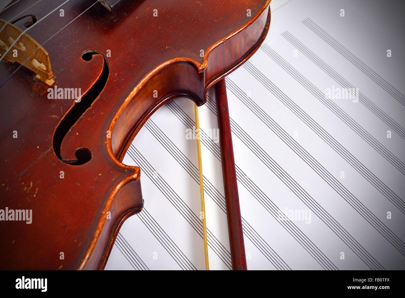 Vecchio violino con arco e note, close up Foto Stock