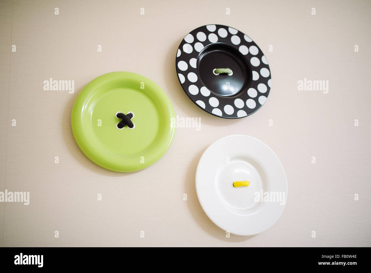 Verde e nero e le piastre bianche sulla parete Foto Stock