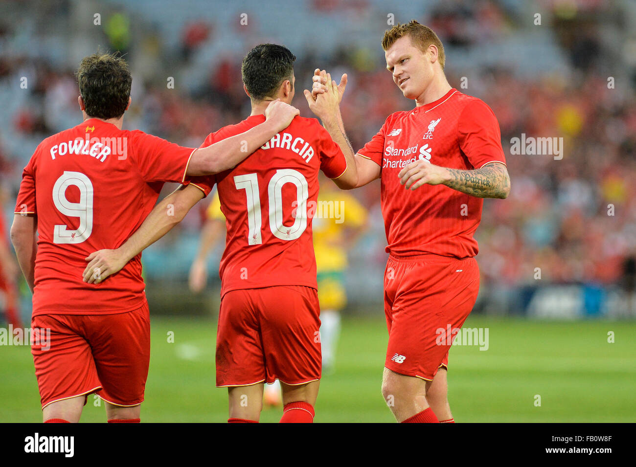 ANZ Stadium, Sydney, Australia. 07Th gen, 2016. Exhibition Match. Liverpool versus Leggende Leggende Australiano. La leggenda di Liverpool Luis Garcia celebra come egli apre il punteggio e si congratula con John Arne Riise e Robbie Fowler. Credito: Azione Sport Plus/Alamy Live News Foto Stock