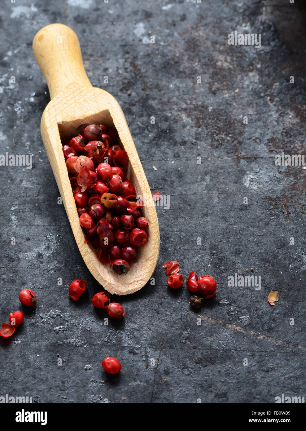 Grani di pepe rosa, chiamato anche "Brasile pepe', Vicino immagine in alto Foto Stock