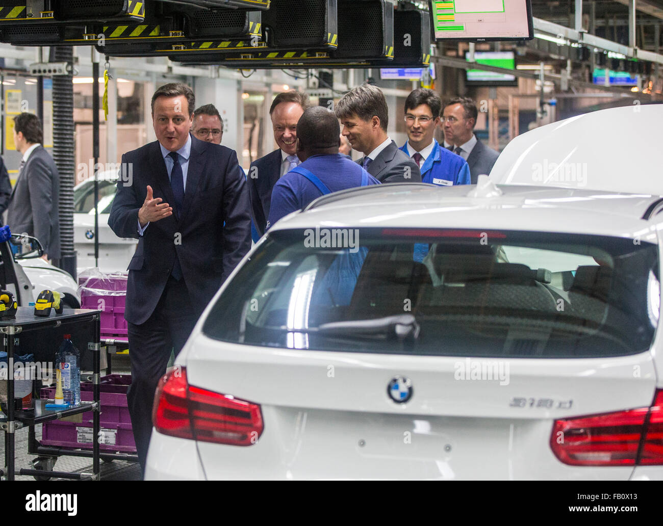 Monaco di Baviera, Germania. 07Th gen, 2016. La Gran Bretagna è il Primo Ministro David Cameron (L) visite alle linee di produzione presso la BMW di impianto di fabbricazione di Monaco di Baviera, Germania, 07 gennaio 2016. Foto: MARC MUELLER/dpa/Alamy Live News Foto Stock