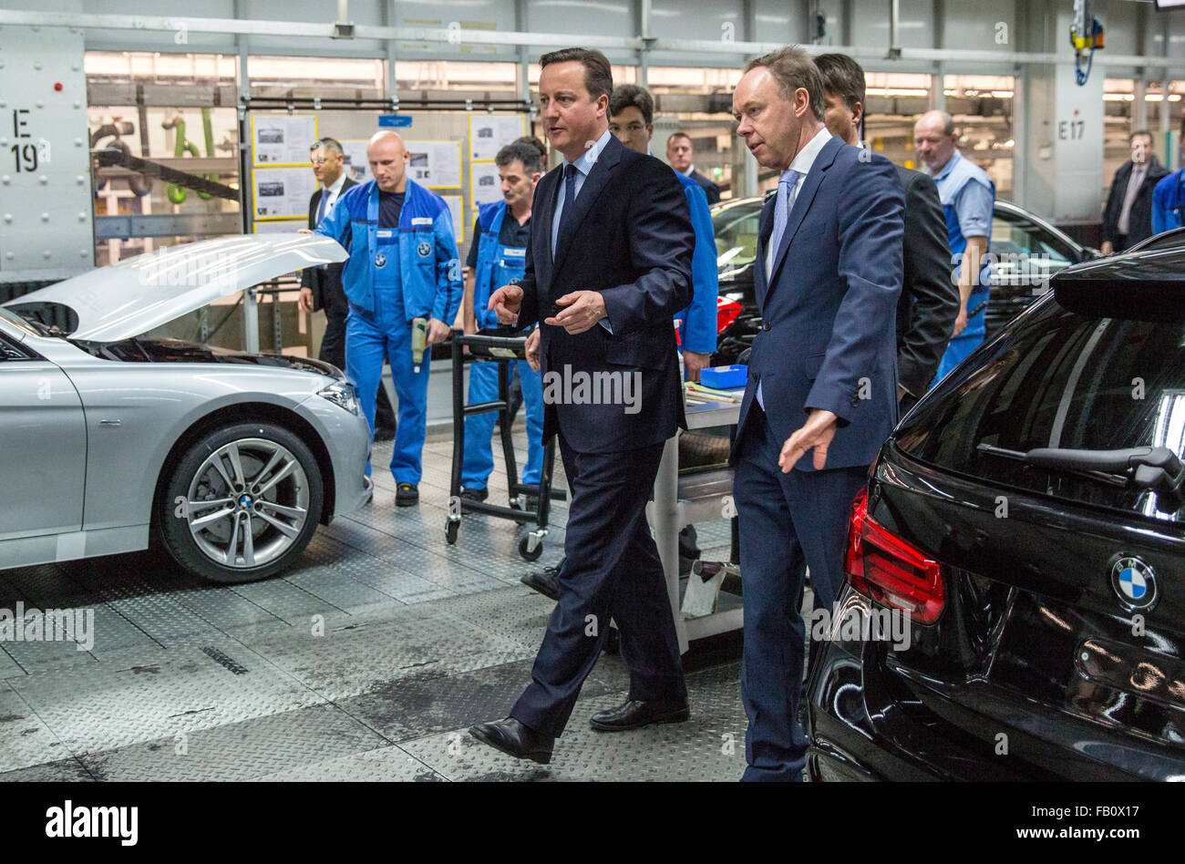 Monaco di Baviera, Germania. 07Th gen, 2016. La Gran Bretagna è il Primo Ministro David Cameron (L), CEO di BMW Harald Krueger (invisibile) e capo della BMW le vendite, Ian Robertson, visita alle linee di produzione presso la BMW di impianto di fabbricazione di Monaco di Baviera, Germania, 07 gennaio 2016. Foto: MARC MUELLER/dpa/Alamy Live News Foto Stock