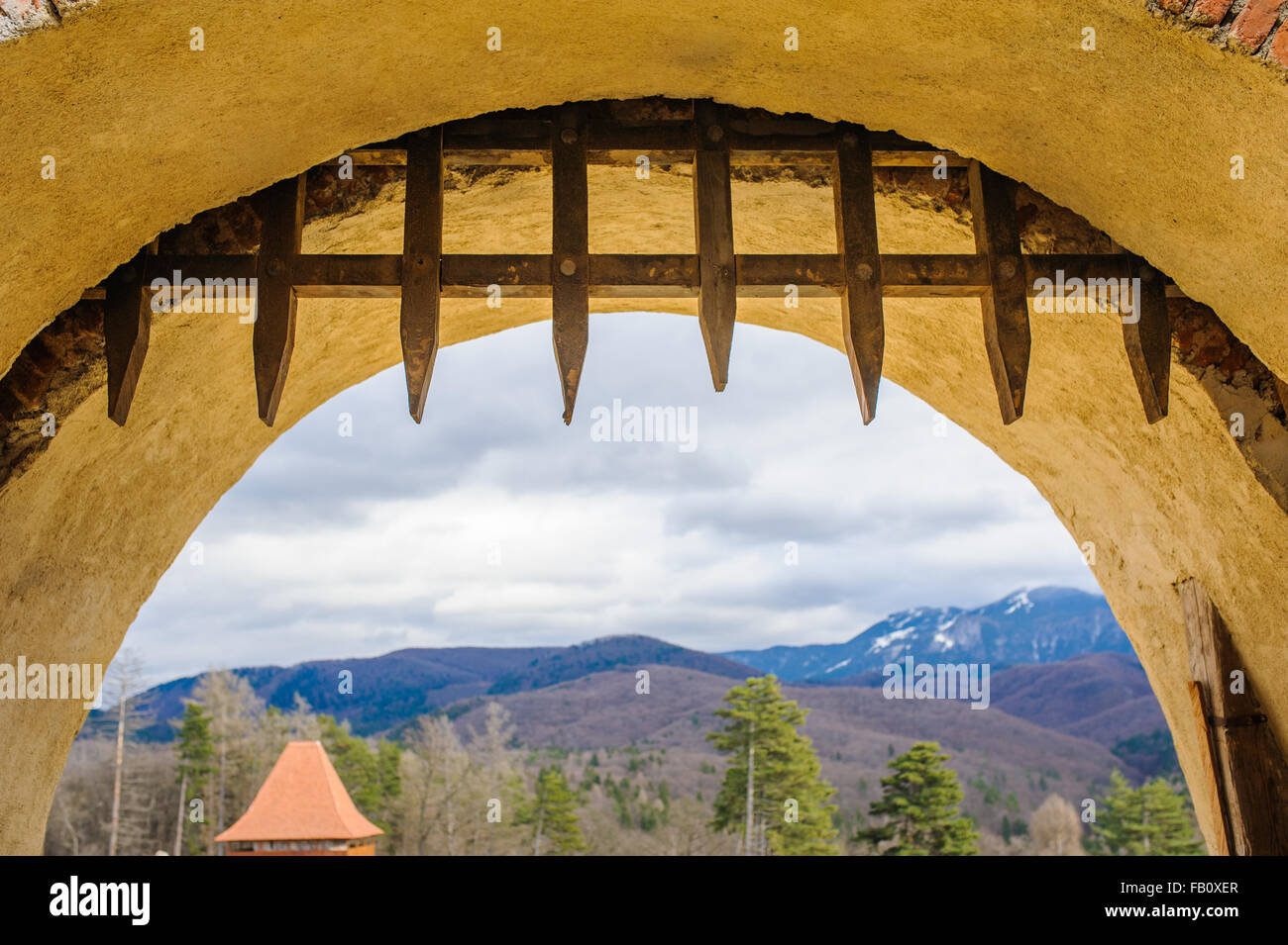 La porta della fortezza Rasnov in Transilvania, Romania, dicembre 2014 Foto Stock