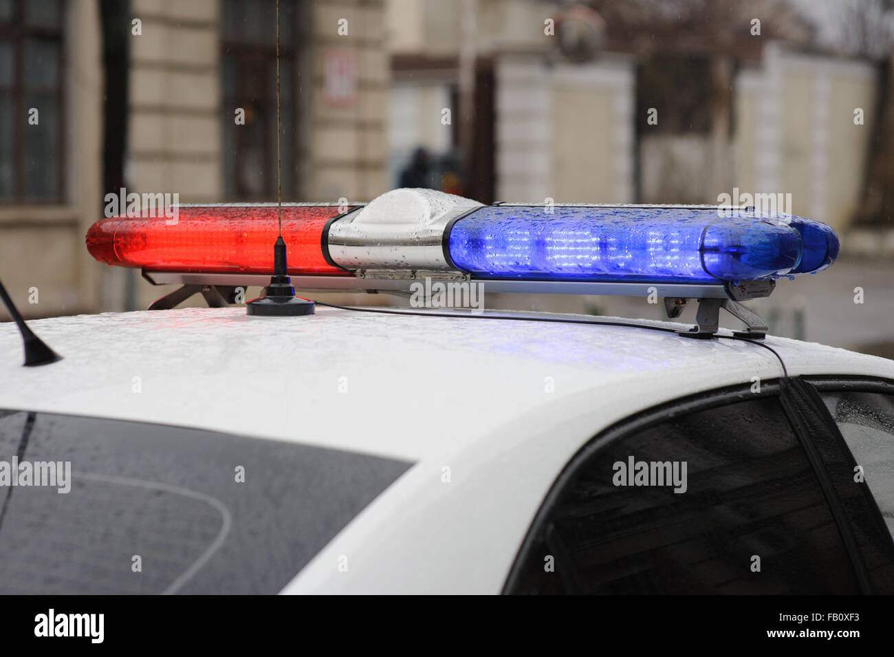 Il tetto-montato lightbar di emergenza veicolo auto della polizia. Foto Stock