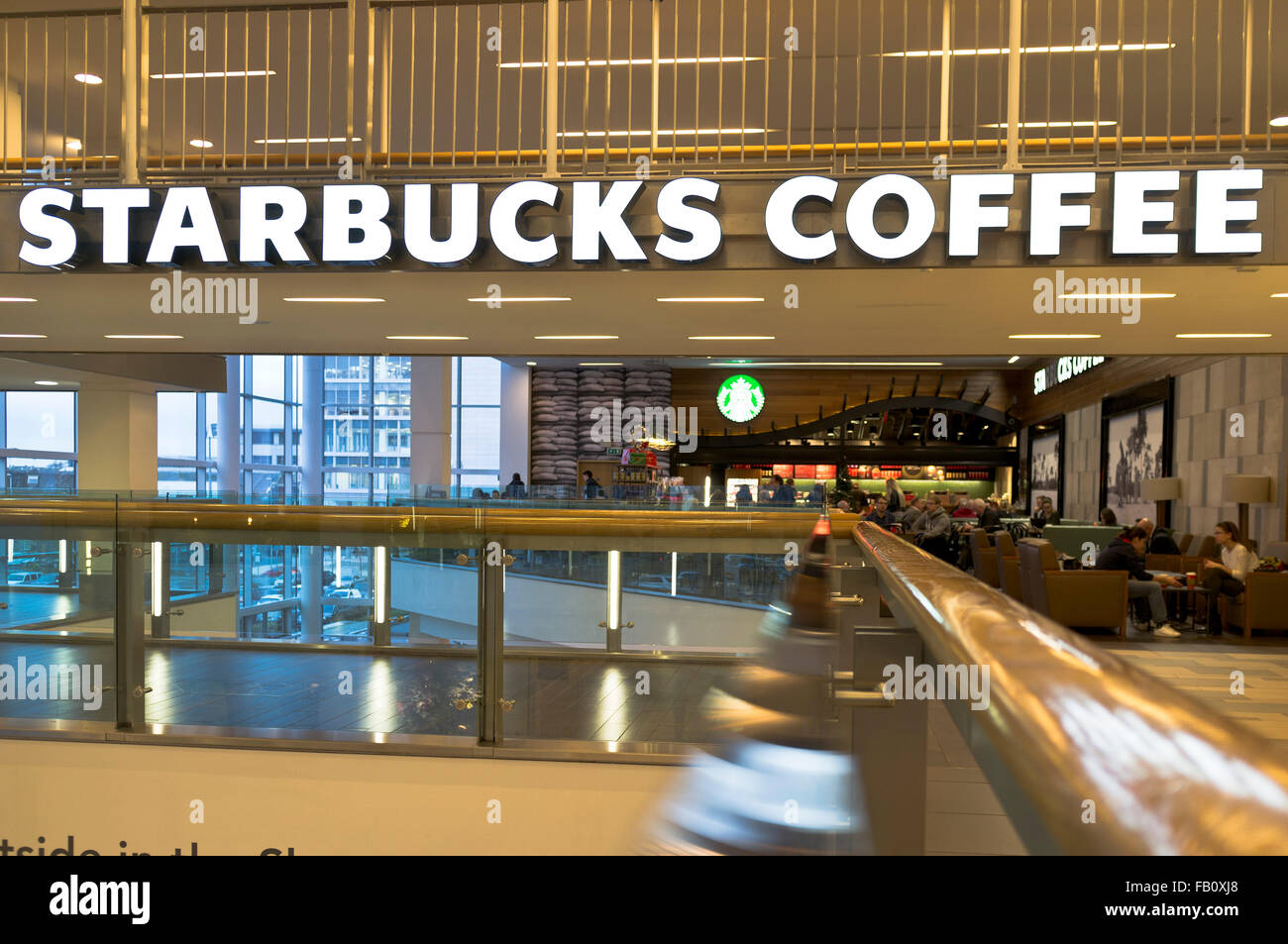 Dh Starbucks Cafe COFFEE SHOP UK moderno centro commerciale Mall Starbucks Coffee shop esterno Foto Stock
