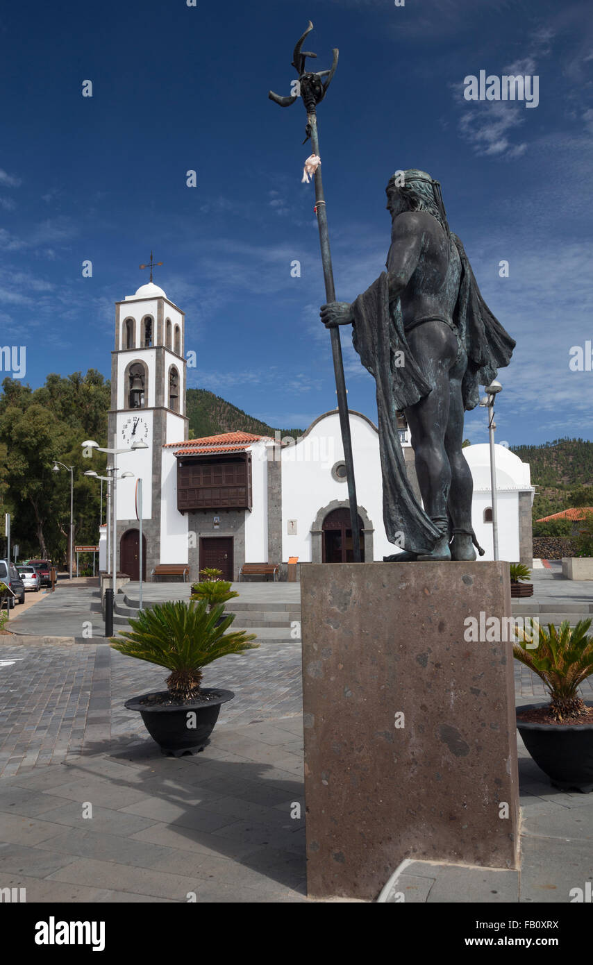 Chiesa di San Fernando e la statua di Alonso Diaz Guanche chief in Santiago del Teide Tenerife Foto Stock