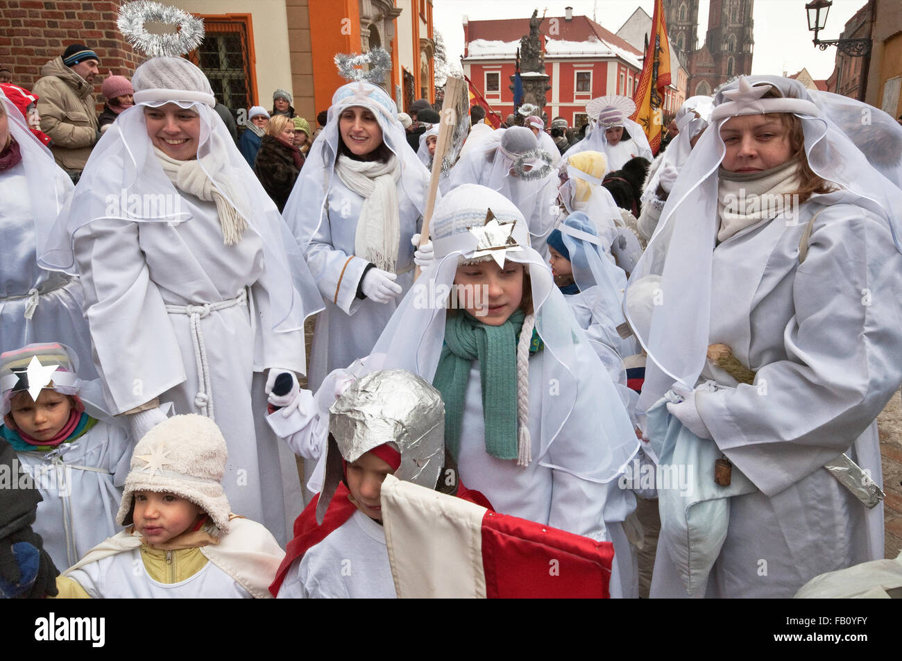 Bambini, madri all'Epifania (tre re) Vacanza processione a Ostrów Tumski a Wroclaw, Bassa Slesia, Polonia Foto Stock