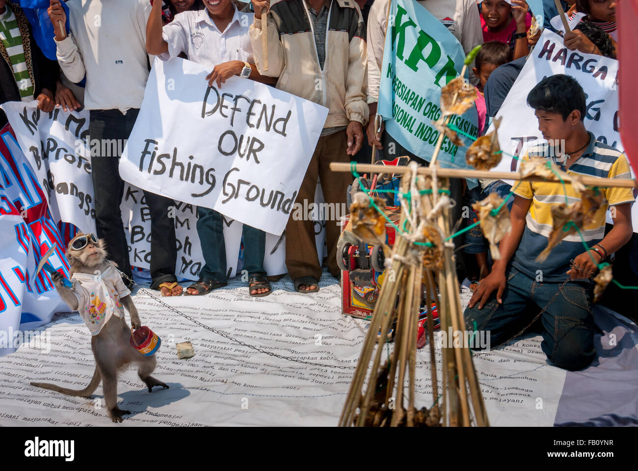 Scimmia mascherato visualizza durante la protesta di strada in Jakarta, Indonesia. Foto Stock