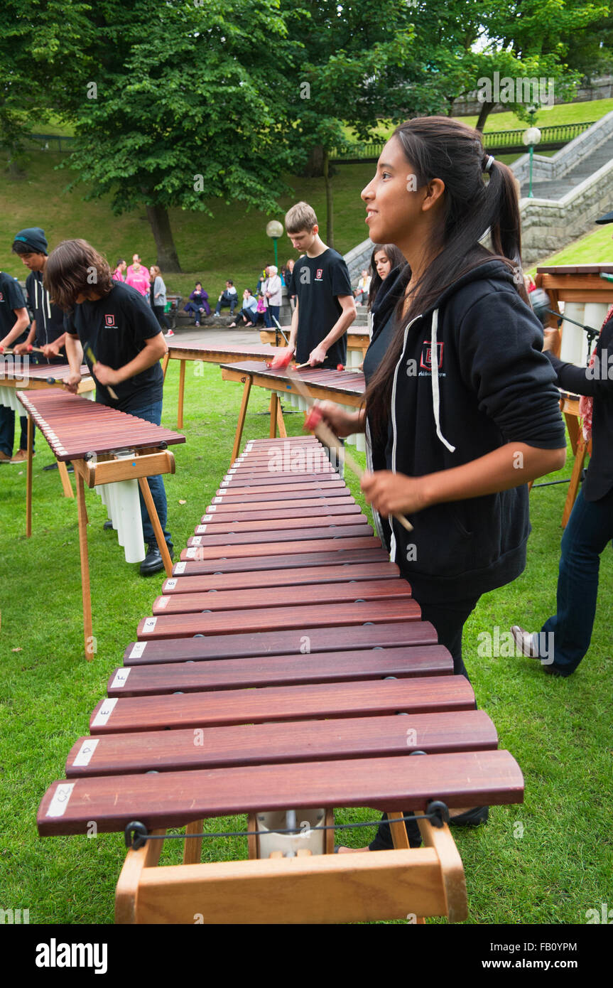 Gli artisti interpreti o esecutori in unione giardini a terrazza come parte dell'Aberdeen Festival Internazionale della Gioventù. Foto Stock