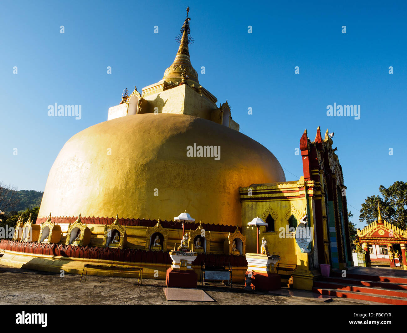 La pagoda dorata a Myitsone, la confluenza di N'mai e Mali fiumi. Foto Stock