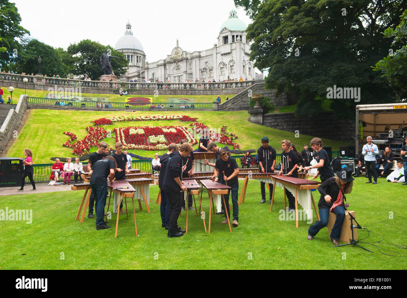 Gli artisti interpreti o esecutori in unione giardini a terrazza come parte dell'Aberdeen Festival Internazionale della Gioventù. Foto Stock