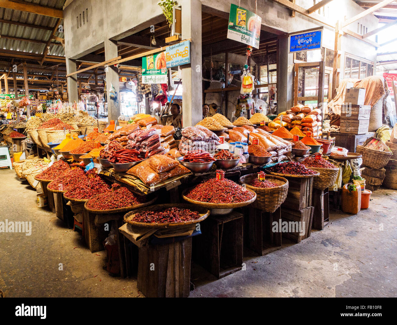 Un negozio di spezie in un angolo nel mercato principale di Myitkyina. Foto Stock