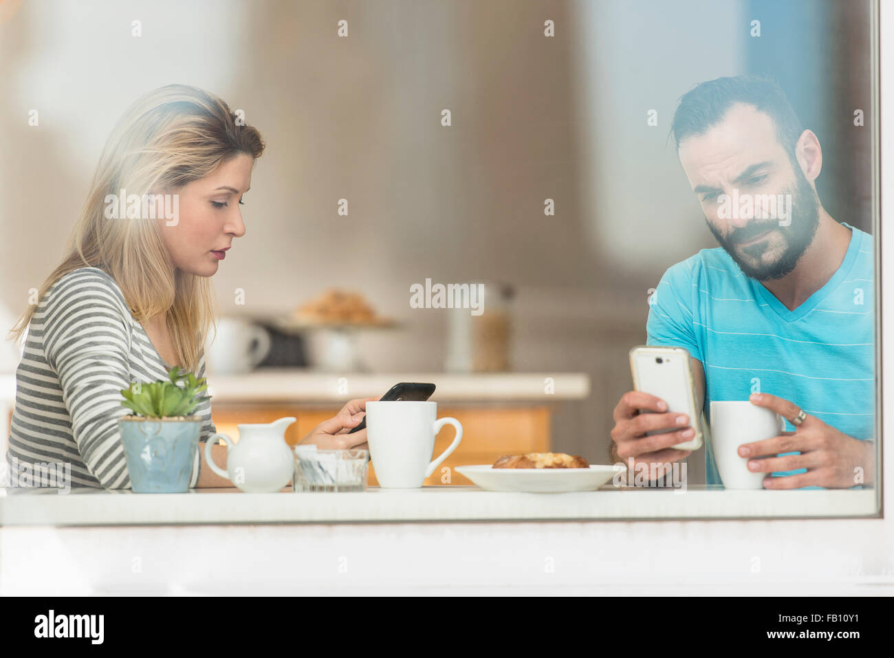 Donna e uomo utilizzando un telefono Foto Stock