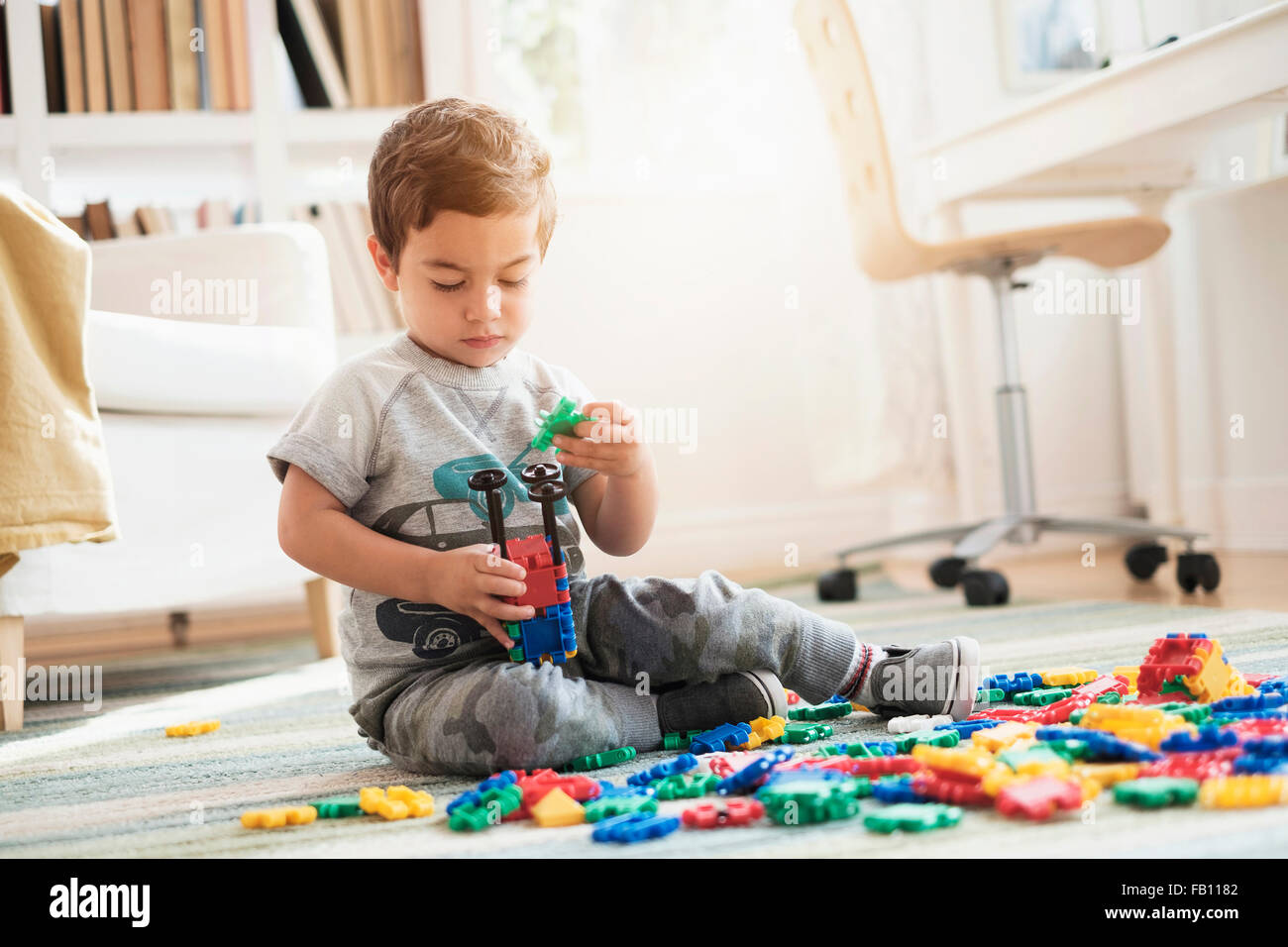 Ragazzo (2-3) giocando con blocchi giocattolo Foto Stock