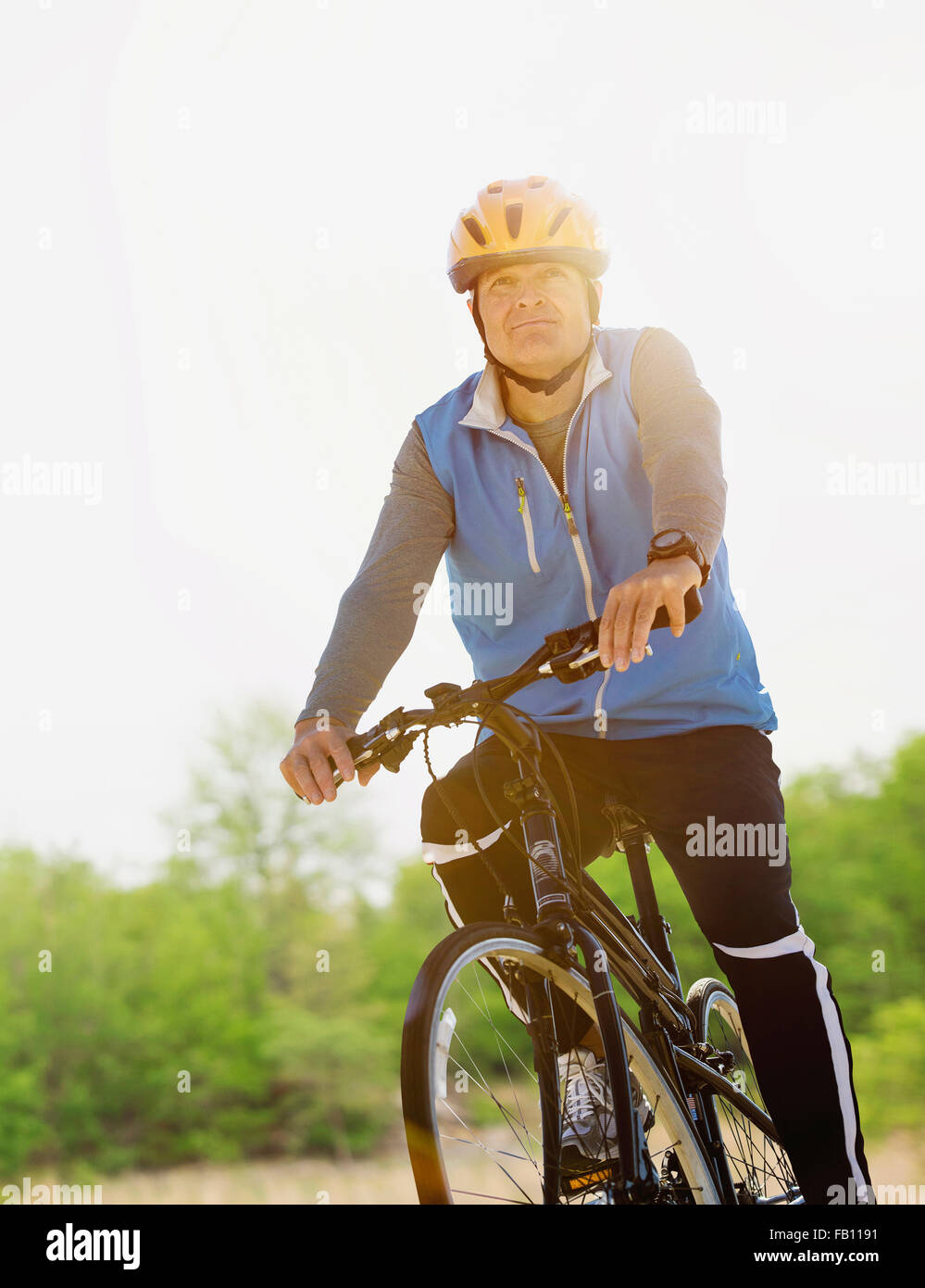 Uomo maturo Bicicletta Equitazione Foto Stock