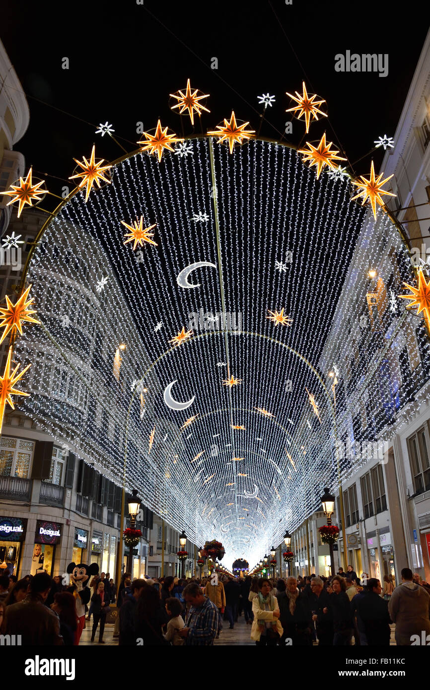 Le luci di Natale sulla calle Marques de Larios vicino alla Plaza de la Constitucion Malaga Centro storico spagnolo spagna Andalusia Foto Stock