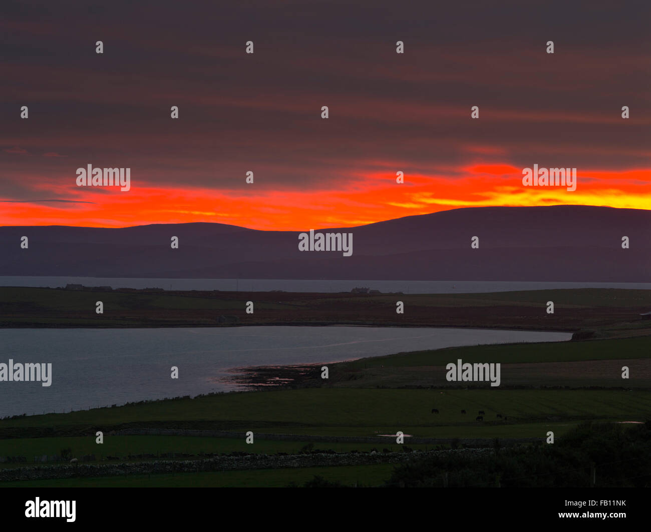 Dh flusso SCAPA ORKNEY Fiery Sunset over Hoy colline mare nuvole rosso Foto Stock