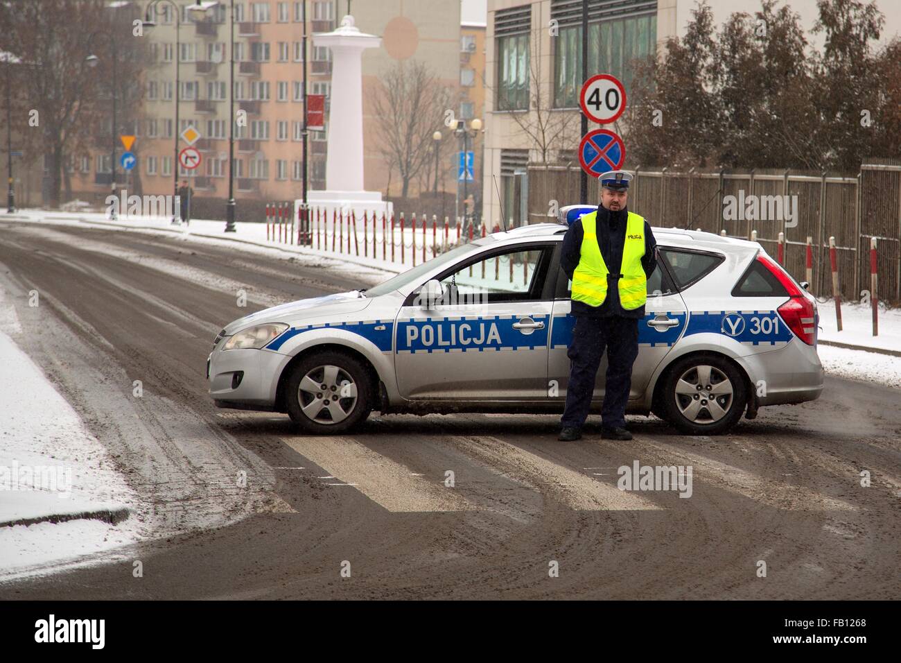 Il blocco da parte degli agenti di polizia Foto Stock