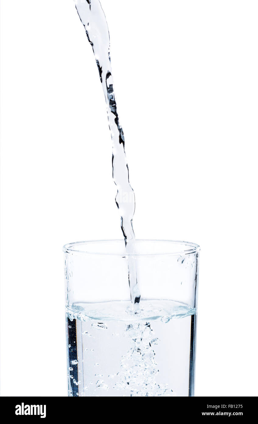Studio shot di acqua versando in vetro Foto Stock
