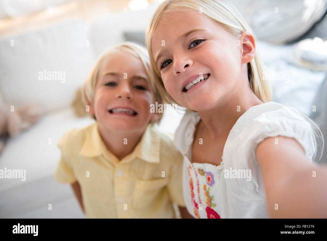 La ragazza (6-7) e ragazzo (4-5) guardando la fotocamera Foto Stock