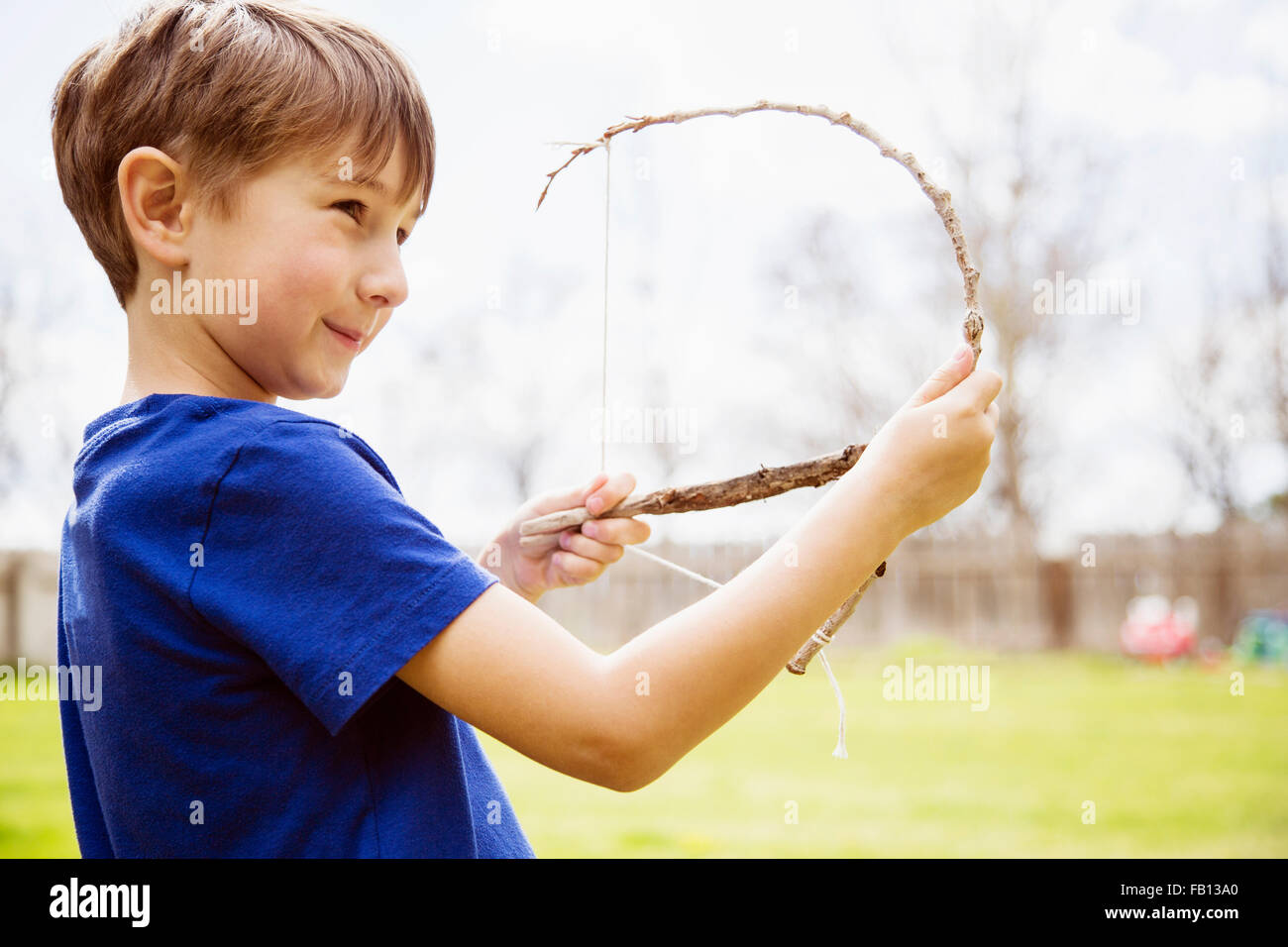 Ritratto di ragazzo (6-7) con arco giocattolo Foto Stock