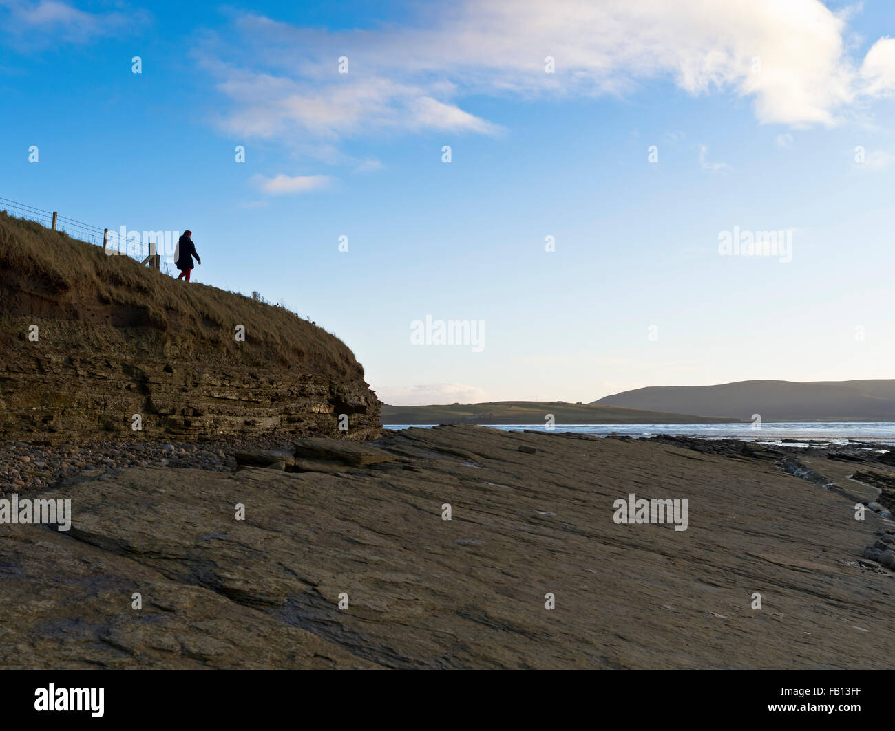 Dh Hoy suono spiaggia WARBETH ORKNEY Orkney spiaggia donna in pietra a piedi il percorso costiero coast uk a piedi cielo-uomo Foto Stock