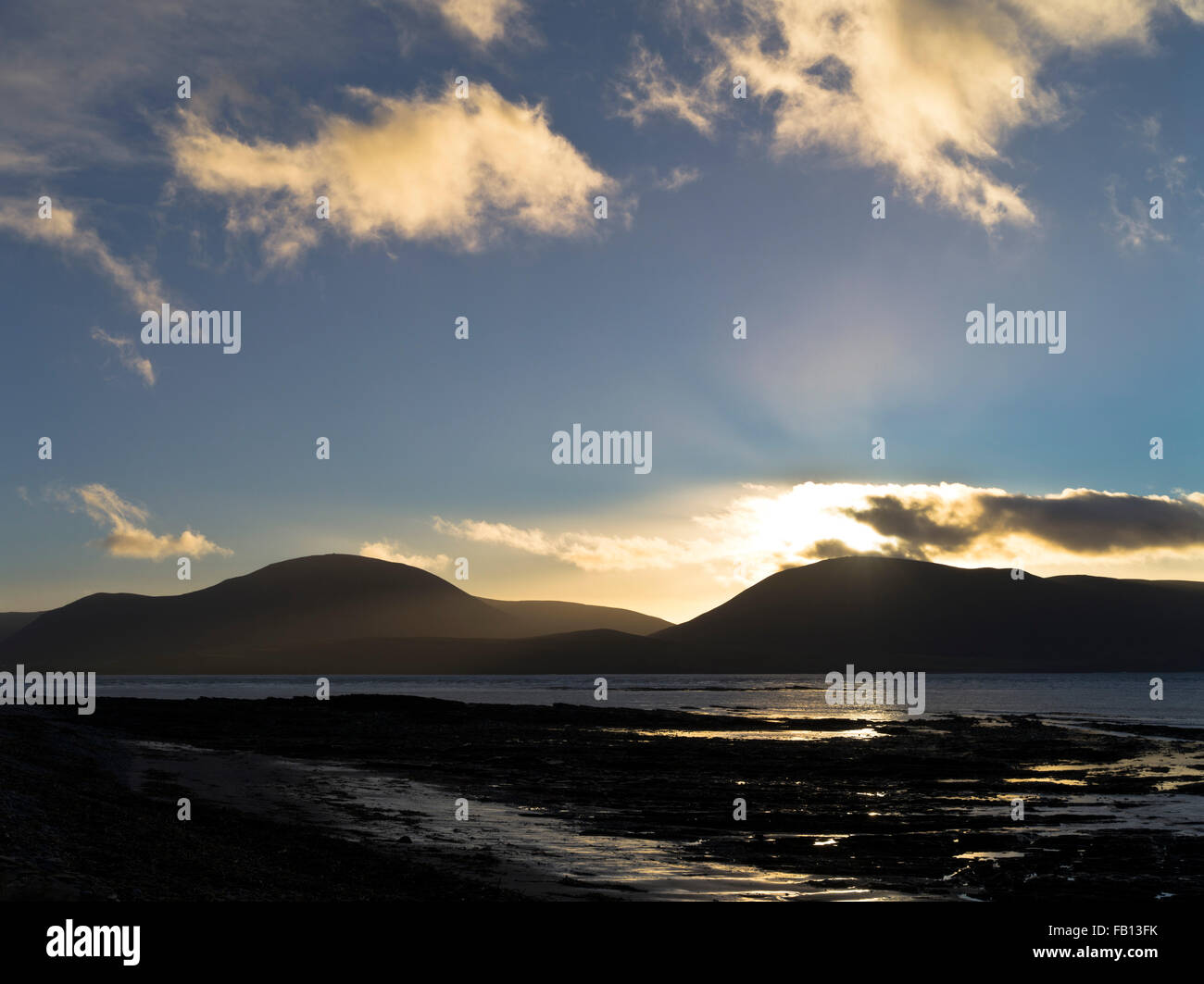 Dh Hoy suono spiaggia WARBETH ORKNEY Orkney Hoy colline tramonto in inverno isola scozia costa rocciosa Foto Stock