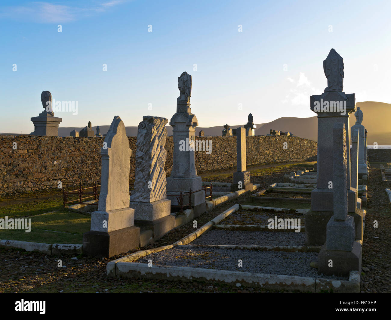 Dh Stromness cimitero WARBETH ORKNEY Grave tramonto pietra lapidi del cimitero scozzese pietre del Regno Unito Foto Stock