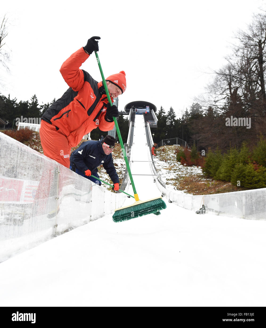 Willingen, Germania. 07Th gen, 2016. Una scopa è utilizzato per ottenere il inrun pronto come ultimi preparativi sono in corso presso la Muehlenkopf ski jumping hill a Willingen, Germania, 07 gennaio 2016. La FIS Ski Jumping World Cup in Willingen si terrà dal 08 al 10 gennaio. Foto: ARNE DEDERT/dpa/Alamy Live News Foto Stock