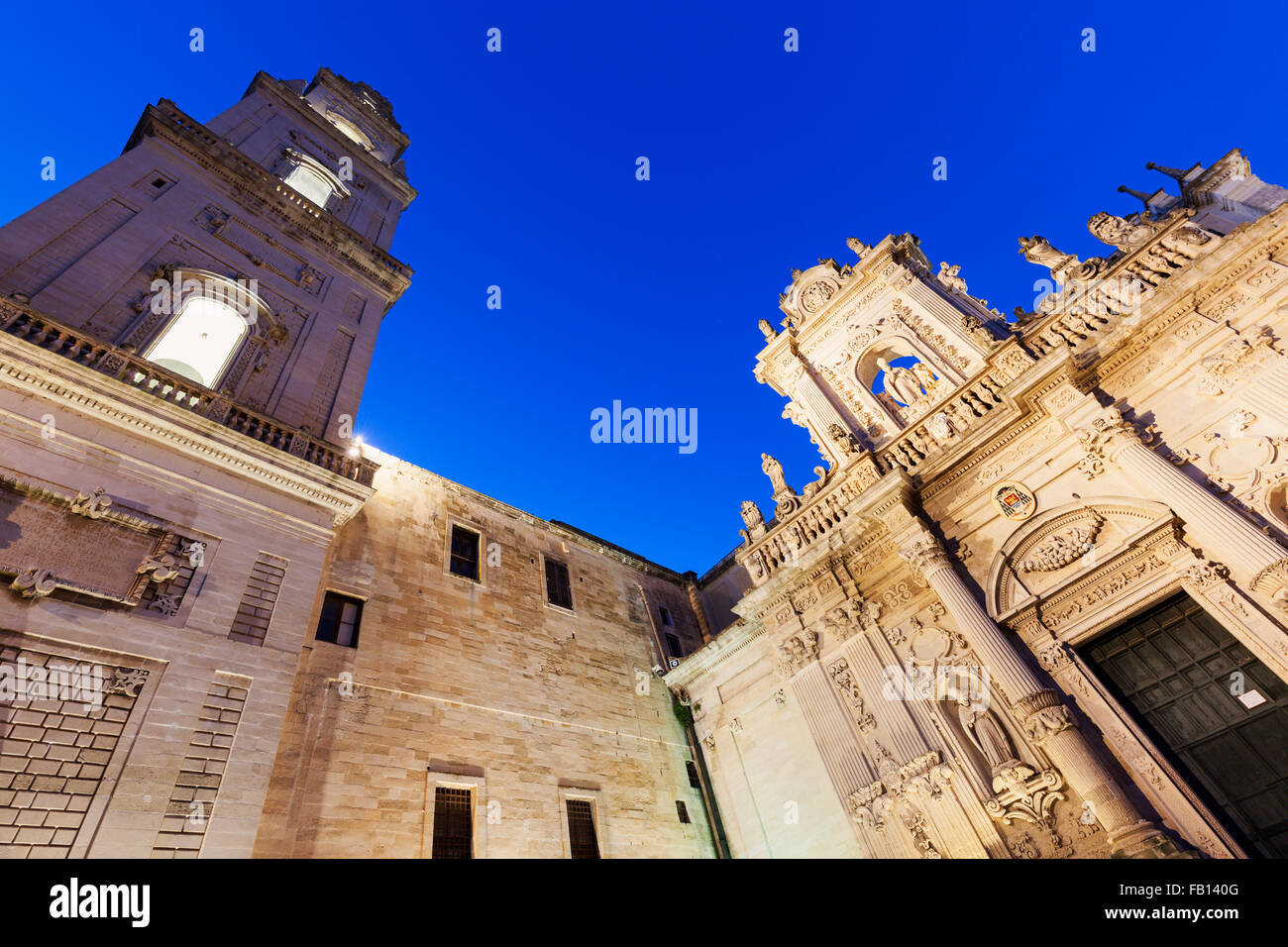 Basso angolo vista di Lecce Cattedrale in Piazza del Duomo Foto Stock