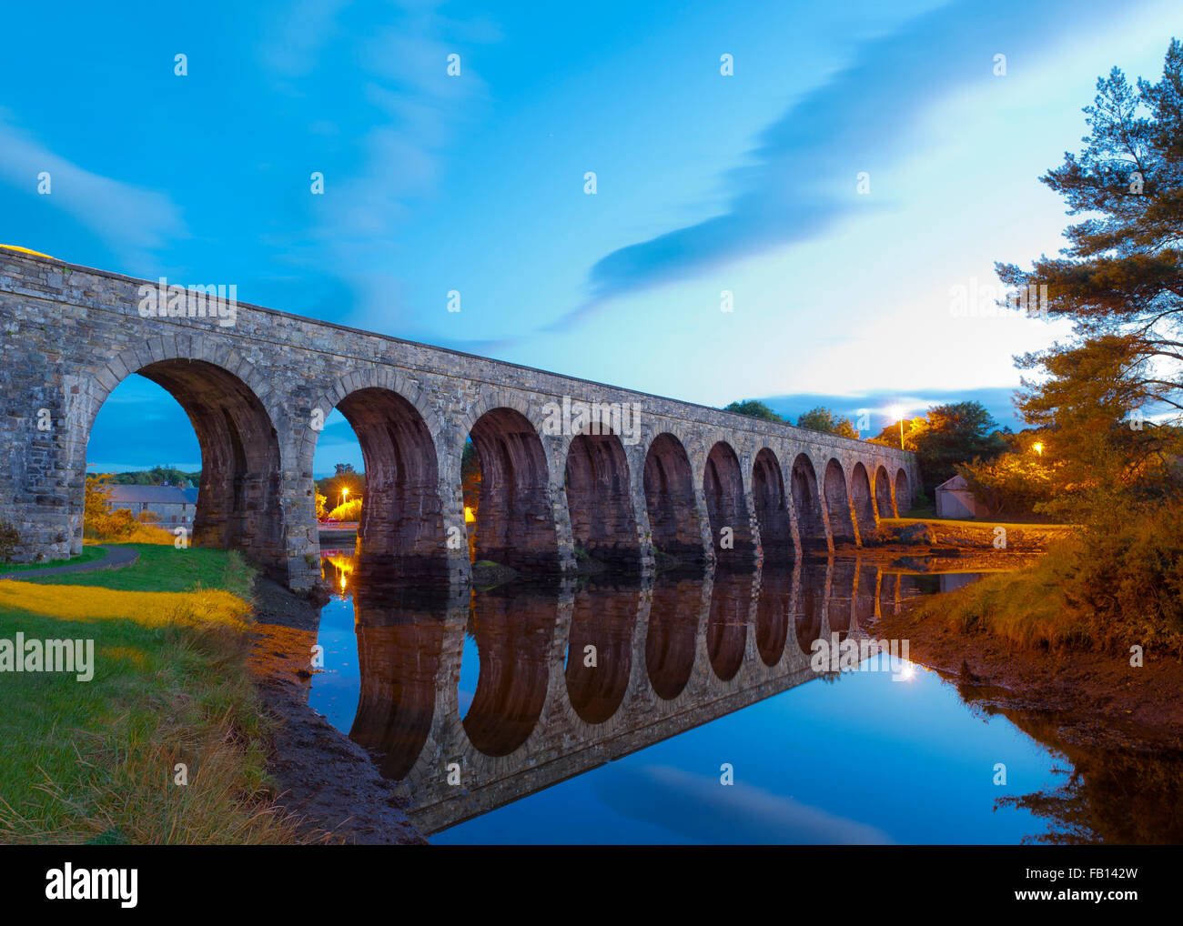 Il famoso 12 Arch Bridge in Ballydehob, West Cork, Irlanda al tramonto con copia spazio. Foto Stock