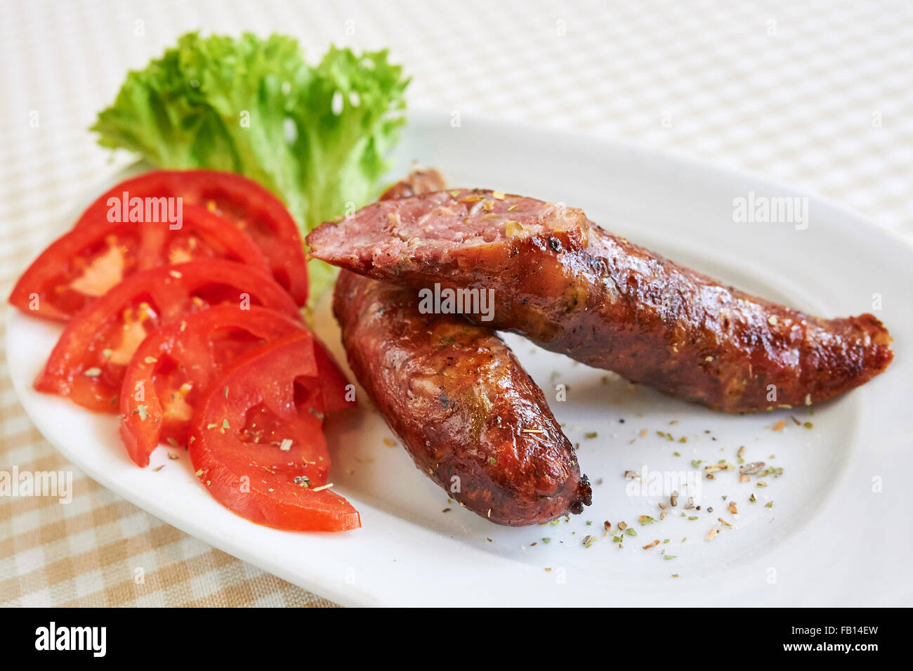 Salsicce alla griglia con patate fritte e verdure Foto Stock