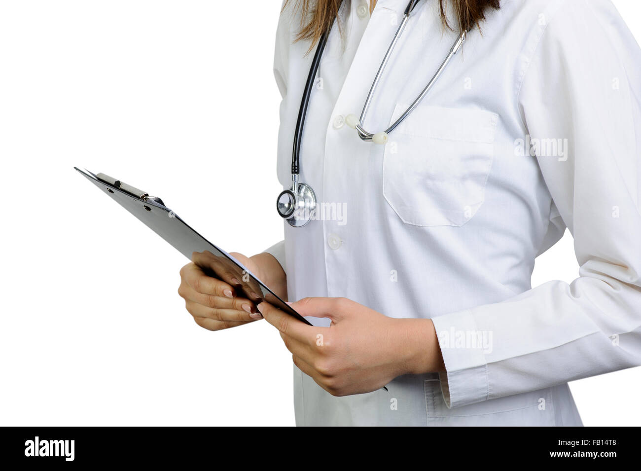 Medico donna con stetoscopio negli appunti di contenimento isolato su bianco Foto Stock
