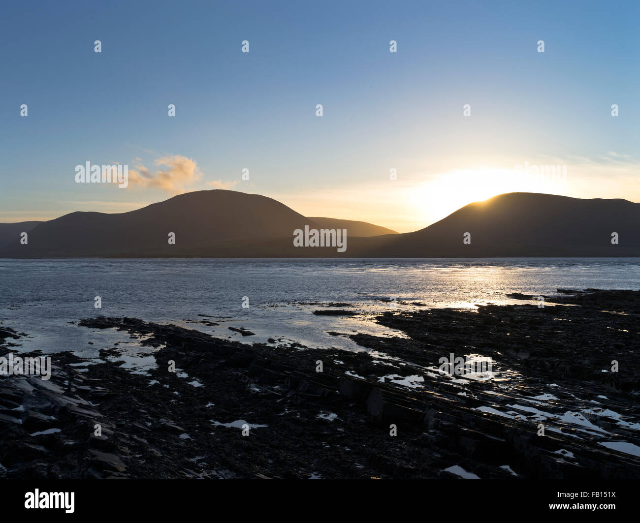 Dh colline Hoy HOY suono nero delle Orcadi spiaggia rocciosa tramonto in inverno isola costiera di Scozia Foto Stock