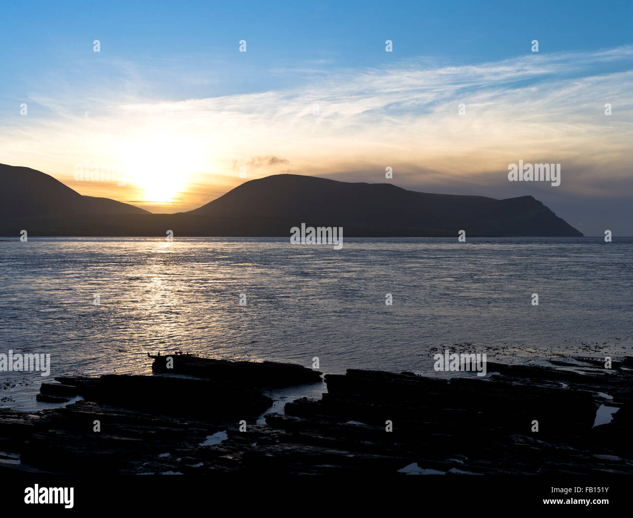 Dh colline Hoy HOY SOUND ORKNEY Sunset over Kame di Hoy rock beach sea island Foto Stock