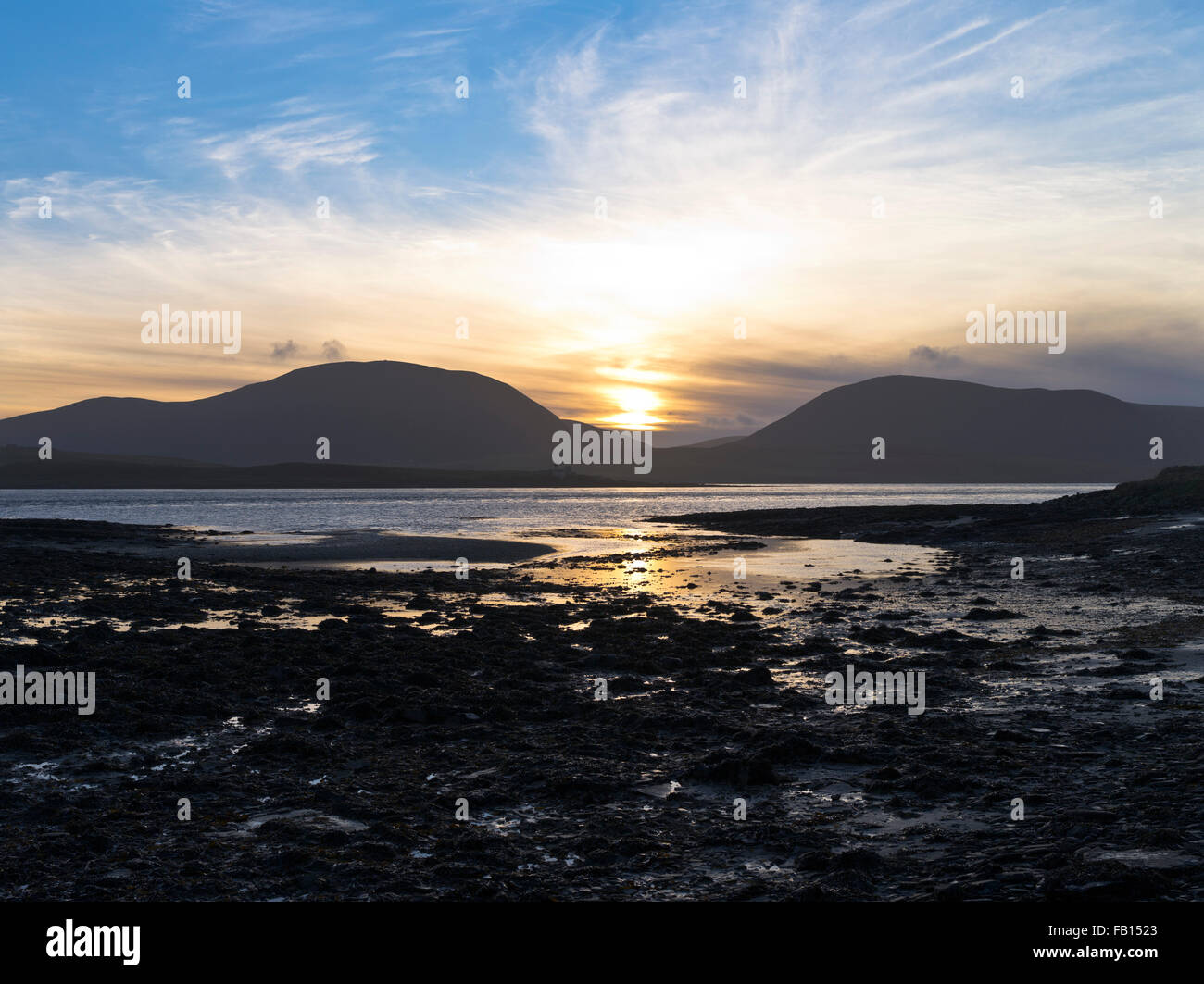 Dh colline Hoy HOY SOUND ORKNEY Sunset over stoney spiaggia mare rocce stone Foto Stock