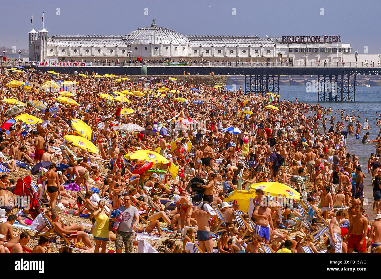 Affollata spiaggia di Brighton. Foto Stock