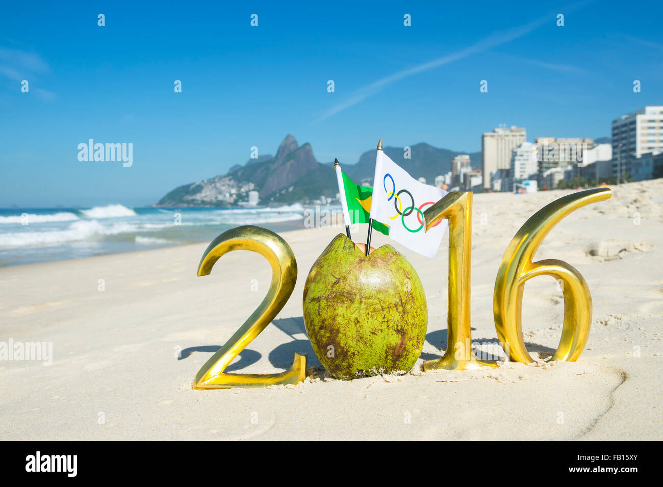 RIO DE JANEIRO, Brasile - 12 febbraio 2015: Olimpiadi e bandiere brasiliano volare in cocco facendo una medaglia d'oro 2016 messaggio sulla spiaggia Foto Stock