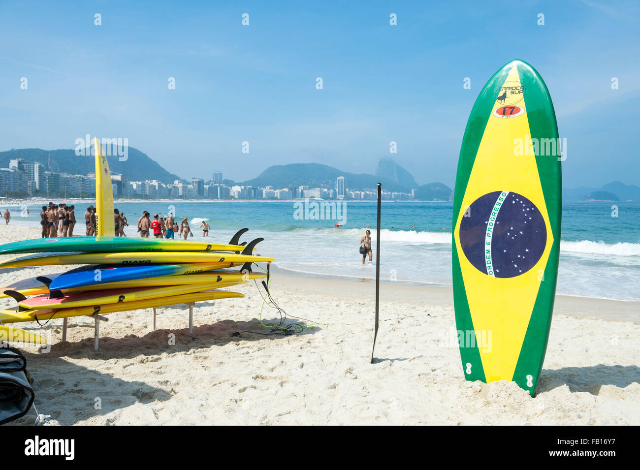 RIO DE JANEIRO, Brasile - 10 novembre 2015: bandiera brasiliana surfboard sorge nella parte anteriore di un bagnino corso di formazione Copacabana. Foto Stock