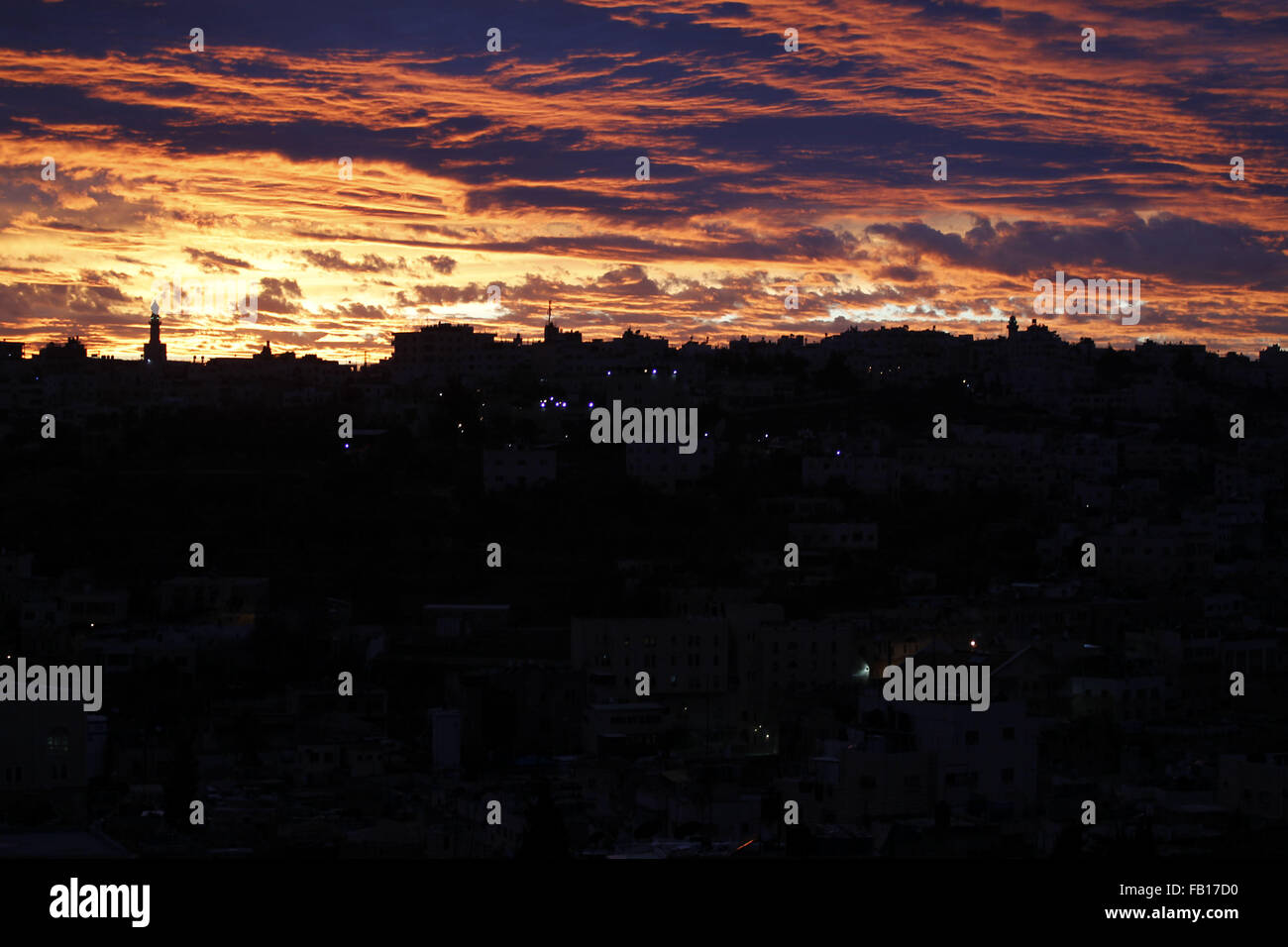 Hebron, West Bank, Territorio palestinese. Il 7 gennaio, 2016. Il Tramonto è visto sulla sponda ovest città di Hebron a gennaio 07, 2016 Credit: Wisam Hashlamoun APA/images/ZUMA filo/Alamy Live News Foto Stock