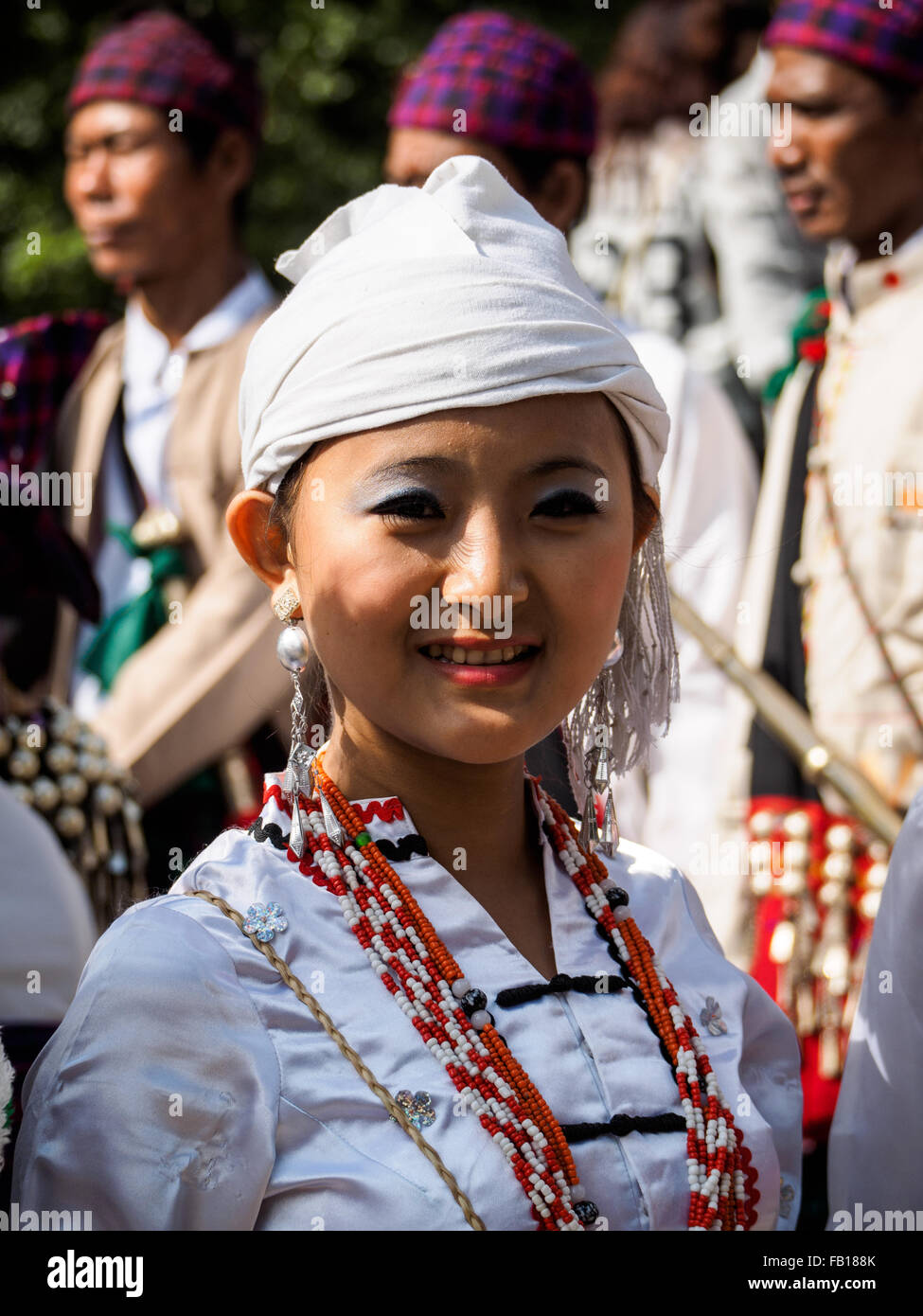 Un altro costume tradizionale al Manau danza di Myitkyina, Myanmar Foto Stock