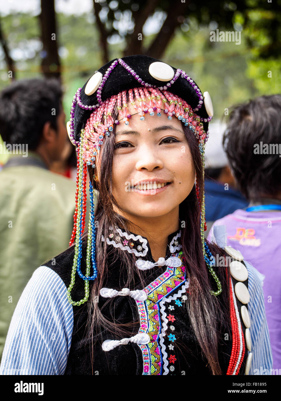 Un costume tradizionale al Manau danza di Myitkyina, Myanmar Foto Stock