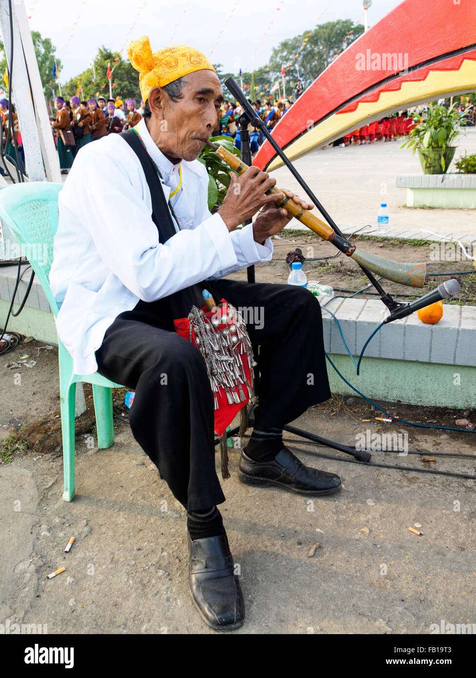 Un musicista a Manau danza, la tradizionale cerimonia di Kachin persone per festeggiare Kachin Giornata Nazionale di Myitkyina, Myanmar Foto Stock