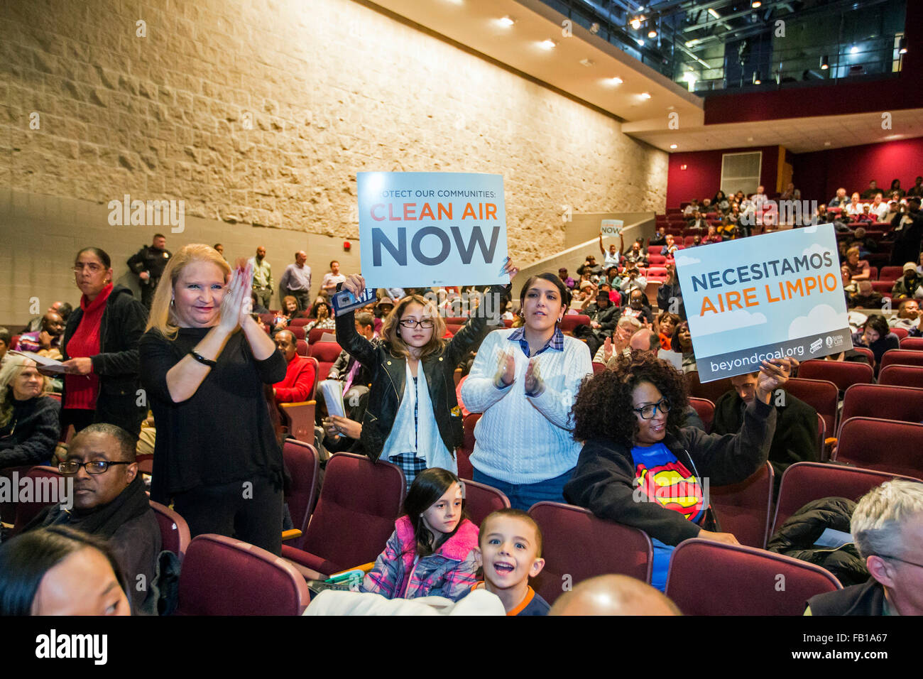 River Rouge, Michigan - I residenti nei pressi di Maratona raffineria di petrolio opporsi alla proposta di aumento delle emissioni di zolfo. Foto Stock