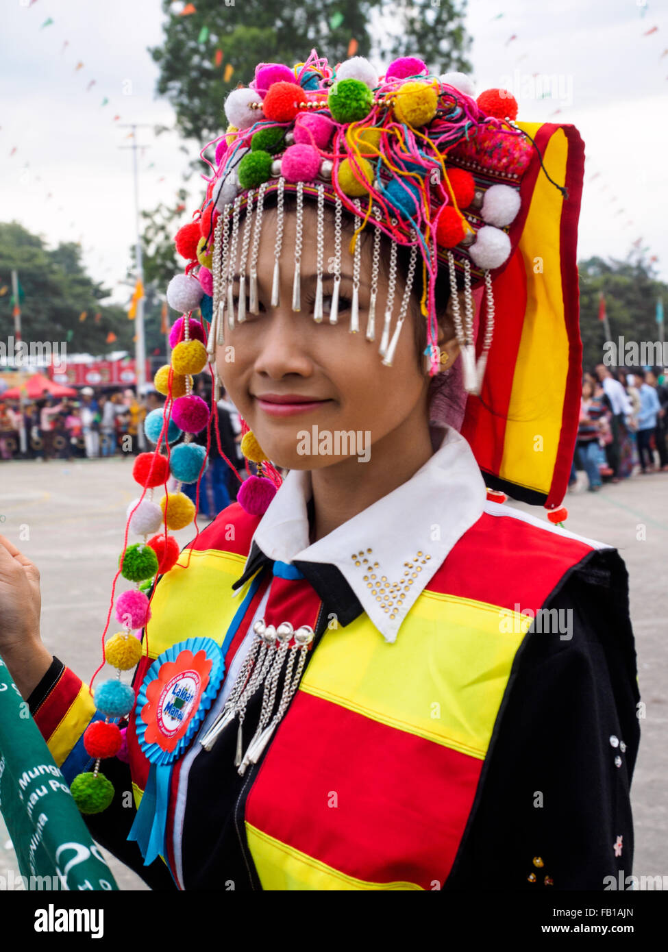 Una donna nel suo vestito tradizionale alla danza Manau, Myitkyina, Myanmar Foto Stock